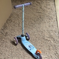 ブルーイ　キックボード　キックスクーターの画像