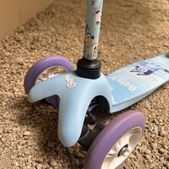 ブルーイ　キックボード　キックスクーターの画像