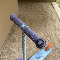 ブルーイ　キックボード　キックスクーターの画像