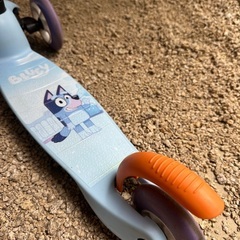 ブルーイ　キックボード　キックスクーターの画像