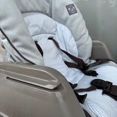 コンビ手動スイングハイローチェアの画像