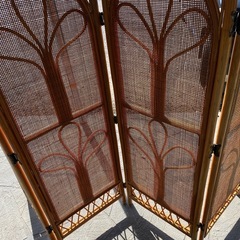 取引中　籐のパーテーションの画像