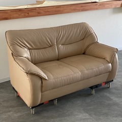 2人掛けソファ 幅130cm 合皮レザー ベージュ系 シンプル 家具の画像