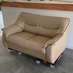 2人掛けソファ 幅130cm 合皮レザー ベージュ系 シンプル 家具の画像