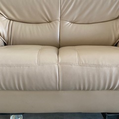 2人掛けソファ 幅130cm 合皮レザー ベージュ系 シンプル 家具の画像