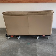 2人掛けソファ 幅130cm 合皮レザー ベージュ系 シンプル 家具の画像