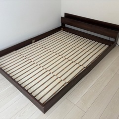 ダブルベッドフレーム【ヘッドボード2口コンセント付き】の画像