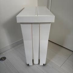 【未使用近い】ニトリ  棚下でも使えるペダルペール(32L ホワイト)の画像