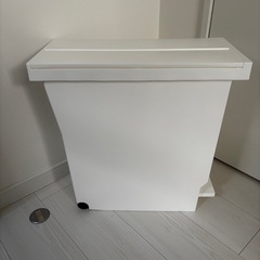 【未使用近い】ニトリ  棚下でも使えるペダルペール(32L ホワイト)の画像
