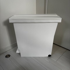 【未使用近い】ニトリ  棚下でも使えるペダルペール(32L ホワイト)の画像