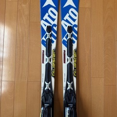 アトミック(ATOMIC)の基礎スキー/デモ用トップモデルのスキー板とビンディングのセットの画像