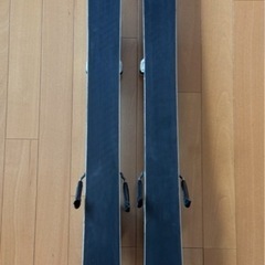 アトミック(ATOMIC)の基礎スキー/デモ用トップモデルのスキー板とビンディングのセットの画像