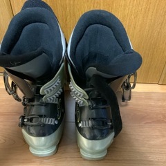 女性23､5cmのスキーブーツの画像