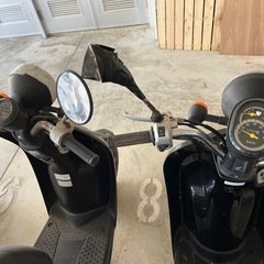 原付バイク（右は不動車）の画像