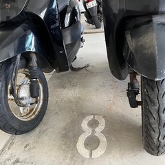 原付バイク（右は不動車）の画像