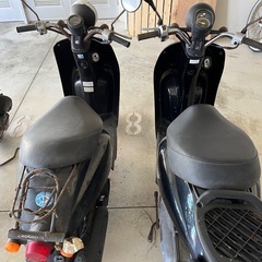 原付バイク（右は不動車）の画像