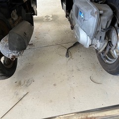 原付バイク（右は不動車）の画像