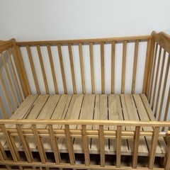 カトージのベビーベッド　キャスター付きの画像