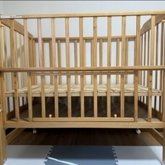 カトージのベビーベッド　キャスター付きの画像