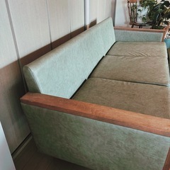 木製フレーム合皮三人がけソファー(オットマン付き)の画像