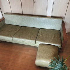 木製フレーム合皮三人がけソファー(オットマン付き)の画像