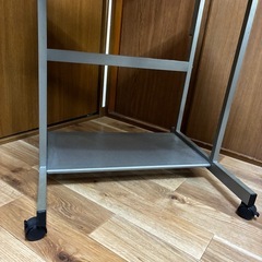 	•	キャスター付きパソコンラック（上棚付き）の画像