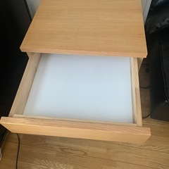 ベッドサイドテーブルの画像