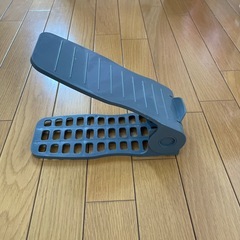 角度が調整できるシューズラック（ダイソー商品）の画像