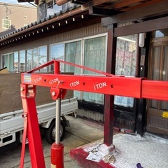 2t エンジンクレーン 折りたたみ式 油圧ジャッキ付き 動作良好 現状品の画像