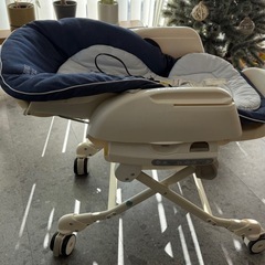 コンビ ネムリラ4キャス オートスイング 電動ハイローチェアの画像