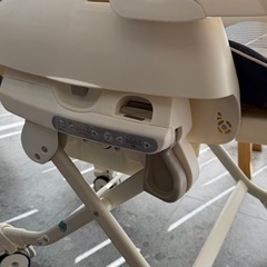 コンビ ネムリラ4キャス オートスイング 電動ハイローチェアの画像