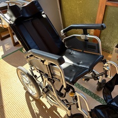 リクライニング車椅子の画像