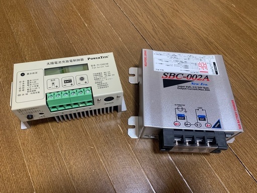 自作キャンピングカー　走行充電器+ソーラー充電コントローラー