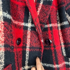 【おすすめ】タータンチェック柄の赤いコートの画像