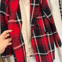 【おすすめ】タータンチェック柄の赤いコートの画像