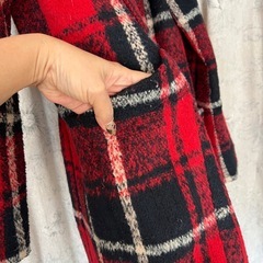 【おすすめ】タータンチェック柄の赤いコートの画像