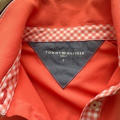 TommyHILFIGERシャツとPEARLYGETESショートパンツの画像