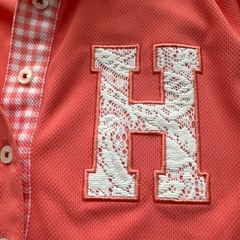 TommyHILFIGERシャツとPEARLYGETESショートパンツの画像