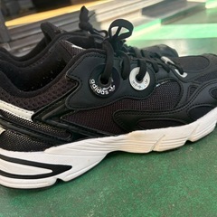 美品adidasスニーカー24.5cmの画像