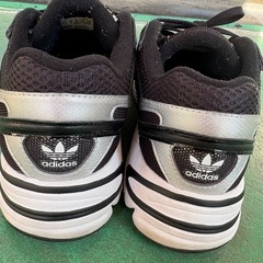 美品adidasスニーカー24.5cmの画像