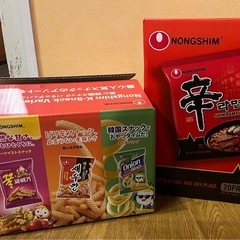 韓国お菓子と辛ラーメンの画像