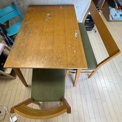 空気清浄機、食器棚、ダイニングテーブル、ベンチ、いす、椅子の画像