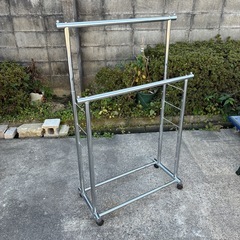 ハンガーラック　ラック　物干し　ステンレス　2列　キャスター付き　高さ9段階調整可能　中古の画像