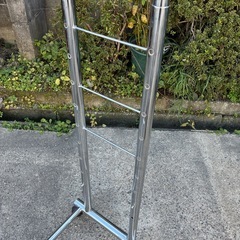 ハンガーラック　ラック　物干し　ステンレス　2列　キャスター付き　高さ9段階調整可能　中古の画像