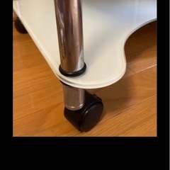 キャスター付きガラスPC台の画像