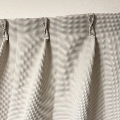 薄いグレーの中古カーテン4枚(洗濯済)の画像