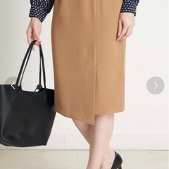 ブラウン タイトスカート スリット入りの画像