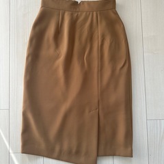ブラウン タイトスカート スリット入りの画像
