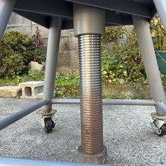 展示台　イス　作業台　回転式　鉄製　天板木製　高さ調整可能　ストッパー付きキャスター　中古　の画像