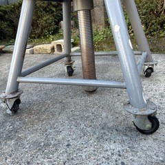 展示台　イス　作業台　回転式　鉄製　天板木製　高さ調整可能　ストッパー付きキャスター　中古　の画像